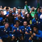 Moisés Caicedo (d) con el premio al mejor jugador del derbi entre Chelsea y Tottenham.