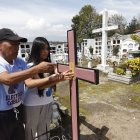 Muchos habitantes les ‘tunean’ a los espacios donde descansan sus seres queridos.
