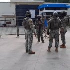Personal militar resguarda los exteriores del Centro de Rehabilitación Social de Varones de Esmeraldas.