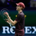 Jannik Sinner festeja tras vencer al canadiense Felix Auger-Aliassime por 6-4 y 7-6(4