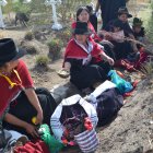 El tradicional cucayo que se sirve en los cementerios por finados con cuy, papas, motes, colada morada simboliza el respeto y la unión familiar en las comunidades indígenas.