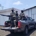 Personal militar junto con el arma incautada.