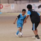 El pequeño Matías (i) suele jugar en la misma categoría que su primo Luis.