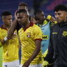 Los rostros de Dixon Arroyo y Joao Rojas reflejan el malestar de la plantilla torera, que vio como en los últimos minutos la Universidad Católica selló el empate en el estadio Banco Guayaquil, en Chillo Jijón.
