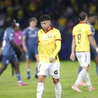 La molestia de los jugadores de Barcelona SC tras dejar escapar la victoria ante Universidad Católica.