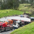 El tráiler fue retirado del lugar con el apoyo de los equipos de emergencia.