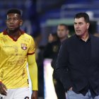 Ismael Rescalvo gesticula desde el banquillo visitante en el estadio Banco Guayaquil.