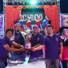 La copa del congreso internacional de circos es llevada con antelación a la sede anual del evento.