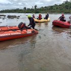Bomberos de Quinindé, Puerto Quito y La Concordia participan en las labores de búsqueda en el caudaloso río Blanco.