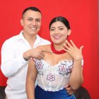 Meliza Yumisaca y su novio el policía Luis Ambuludi.