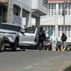 Una mujer fue asesinada a tiros en pleno centro de Manta. Un abogado resultó gravemente herido