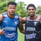 Maicol Valencia (d) junto a Leandro Yépez fueron dos de las víctimas en el atentad en Manta a los jugadores de Exapromo.