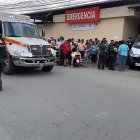 La víctima fue trasladada al hospital Padre Alberto Bufoni, de Quinindé, que fue resguardado por policías.