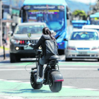 Las motos eléctricas invaden carriles exclusivos y aceras para movilizarse en diferentes zonas de Quito.