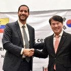 Autoridades ecuatorianas y surcoreanas firmaron el acuerdo que fortalecerá la conectividad nacional.