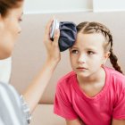 Un golpe en la cabeza leve en niños, inclusive, podría causar una discapacidad adquirida.