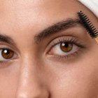 Pestañas más largas y cejas definidas con cuidado natural.