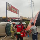 La víctima conducía su vehículo cuando fue atacada. Bomberos, policías y agentes de tránsito llegaron al lugar tras el incidente.