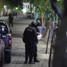 Agentes policiales acudieron para verificar el objeto encontrado.