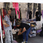 Los fanáticos pueden encontrar productos personalizados y souvenirs relacionados con el concierto de Shakira en Quito.