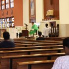 Pese a la inseguridad, feligreses aún acuden a iglesias ubicadas en zonas conflictivas, pero solo hasta ciertos horarios. Hay notables asientos vacíos.