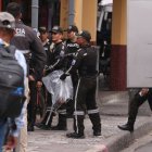Policías retiraron los cadáveres de las víctimas en un entorno de conmoción y consternación, tanto de familiares como de transeúntes.