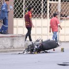 Piezas de la moto quedaron esparcidas en ese tramo de la avenida