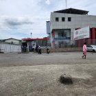 Familiares de la única víctima de las balaceras se acercaron la mañana de este domingo al Centro Forense de Esmeraldas para retirar su cuerpo.