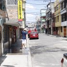 Los hombres bebían afuera de una licorería de Solanda cuando fueron atacados.