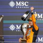 El británico Lando Norris de McLaren celebra al ganar el Gran Premio de Formula Uno de Sao Paulo 2025 en el circuito de Interlagos.