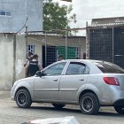 Una familia fue atacada a tiros en el populoso barrio María Auxiliadora de Manta. Una persona falleció