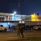 El carro de Medicina Legal permanece afuera de la cárcel.