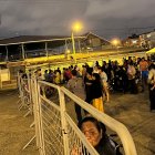 Al menos 200 personas permaneces afuera del penal en busca de noticias de sus familiares.