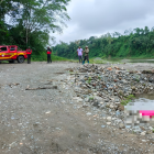 La víctima, que vestía una blusa roja, una falda corta y una licra, flotaba en el agua.