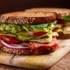 Preparar un sánduche perfecto es un arte que combina textura, sabor y equilibrio.