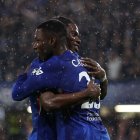 Romeo Lavia abraza al ecuatoriano Moisés Caicedo.