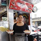 El mote y la fritada son la especialidad del kiosco de Pamela.