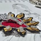 Detalles del bosquejo para la creación del vestido de Shakira y de la virgen de Legarda confeccionada en plata por una joyera