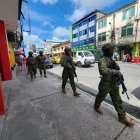 Fuerzas Armadas intensifican los patrullajes en sectores urbanos de Quinindé para reforzar la seguridad ciudadana.