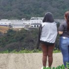 Familiares de tres reclusos trasladados desde Santo Domingo llegaron la tarde del lunes y permanecieron hasta ayer en busca de información.