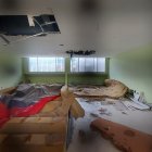 Escombros, implementos olvidados, huecos en los tumbados es solo una de las caras de Carpuela.