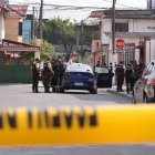 El carro baleado quedó abandonado a pocos metros del lugar del crimen.