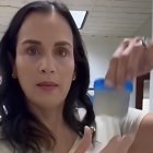 La ministra Inés Manzano con la muestra de agua que le llevó al alcalde de Guayaquil, Aquiles Álvarez.