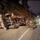 El vehículo pesado se volcó cerca de Gualo, norte de Quito, en la avenida Simón Bolívar.