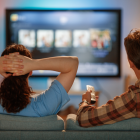 Xuper TV reemplaza a Magis TV y ofrece streaming gratuito de películas, series y canales premium, pero con riesgos legales y de ciberseguridad para los usuarios.