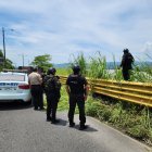 Agentes de la Policía levantan indicios en una de las escenas del crimen, en medio de la tensión y el temor que persiste entre los habitantes de Esmeraldas.