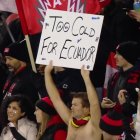 "Too cold for Ecuador", decía el curioso cartel levantado por un hincha canadiense en el partido de Canadá vs Ecuador en Toronto.