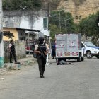 Los dos agentes de la Policía Nacional hacían un registro a una persona en el cantón Olmedo, cuando fueron atacados por un grupo de sujetos armados.