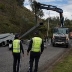 Restos de la carga del tráiler quedaron esparcidos sobre la av. Simón Bolívar, generando fuertes congestiones vehiculares.