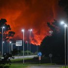 Columnas de humo se elevan desde las plantas afectadas en Ezeiza, mientras equipos de emergencia controlan la situación y aseguran la zona.